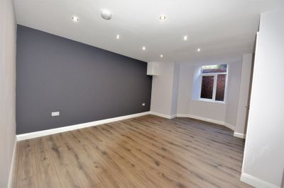 2 bedroom Flat in Springwood Road Flat 2, Leeds - Photo 2