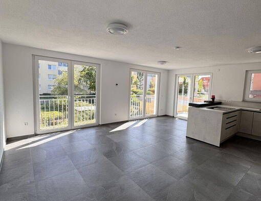 Neubau Sonnige, moderne 3-Zi.-Wohnung mit Balkon, Einbauküche und Stellplatz - Photo 1