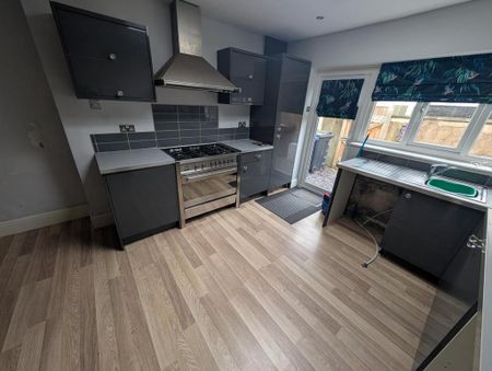 3 bedroom terraced house to rent - Photo 4