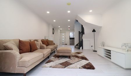 Giralda Close, Beckton, London E16 - Photo 4