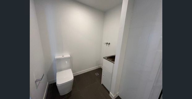 Modern 2-bedroom, 2-bathroom apartment with partial furniture - Photo 1