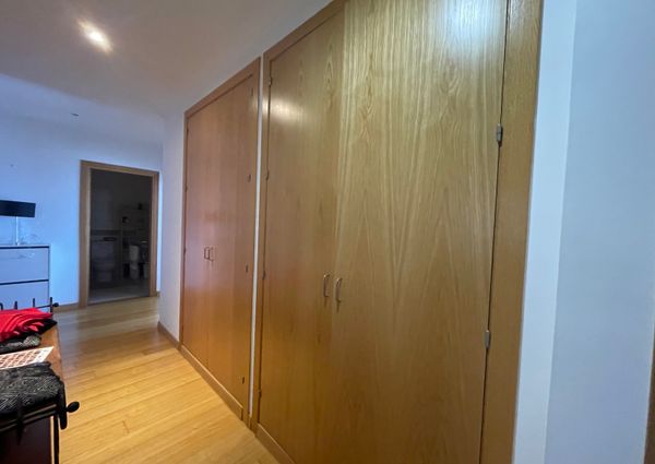 Apartamento T3 com estacionamento e vista de mar em Santo Amaro de Oeiras