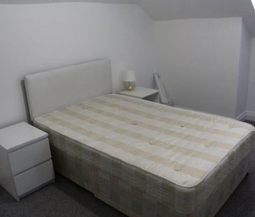 3 bedroom flat to rent - Photo 4