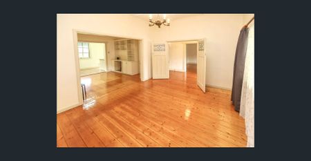 Charming Glen Iris Home with Large Backyard - Photo 2