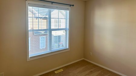 Bright Walkout 2 Bed Townhome With Double Garage In Tuscany - Photo 5