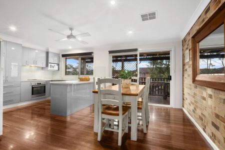 Gorgeous Renovated Home - Multiple Living Areas - Photo 3