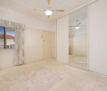 Charming Low-Maintenance Home in Quiet Holland Park West Street - Photo 2