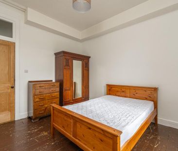 3 bedroom flat to rent - Photo 4