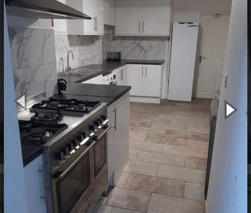 5 bedroom semi-detached house to rent - Photo 2