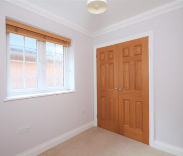 4 bedroom detached house to rent - Photo 2