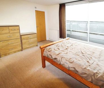 3 bedroom flat to rent - Photo 2