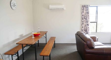 ST ALBANS - 2 BEDROOM STAND-A-LONE TOWNHOUSE, IMMACULATE THROUGHOUT - Photo 2