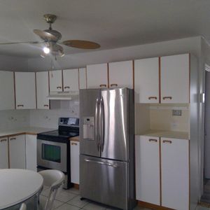 🏡 Magnifique 4½ rénové et meublé à louer – Montréal-Est, à deux pas du fleuve 📍 : 53A avenue Dubé, Montréal-Est (QC) H1B 4W8 💰 Loyer : 2 000 - Photo 2