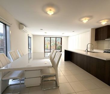 Modern Family Living in a Prestigious Ascot Vale Pocket - Photo 1