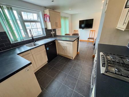 1 bedroom in a house share to rent - Photo 3