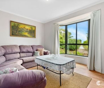 Spacious 3 Bedroom Home in a Quiet, Convenient Location - Photo 3