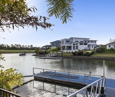 Spacious Waterfront Family Home in Helensvale! - Photo 6