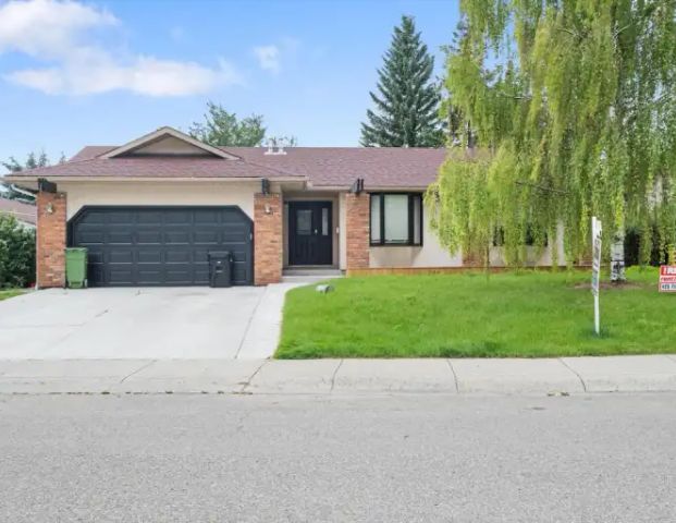 Stunning Legalized 2-bed + Den Basement Suite with Private Entrance | Calgary - Photo 1