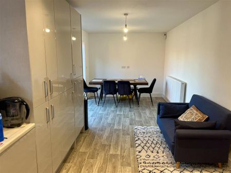 4 bedroom detached house to rent - Photo 2