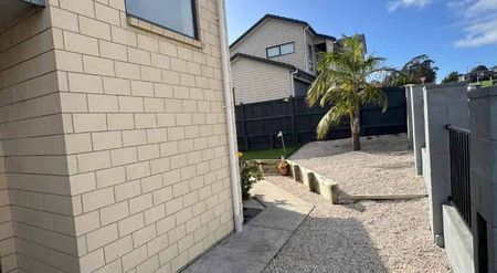 Spacious 3-Bedroom Townhouse in Popular Flat Bush bonus Water and Internet Inclusive! - Photo 2