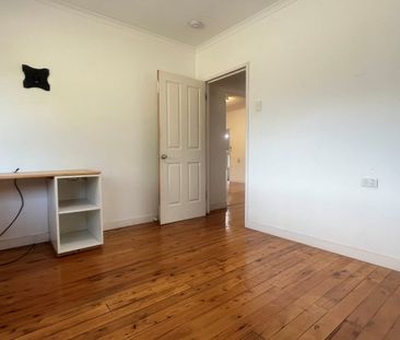 4-bedroom home with a big backyard! - Photo 4