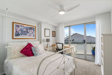 Luxurious 2-Bedroom Apartment with Uninterrupted Ocean Views - Photo 3