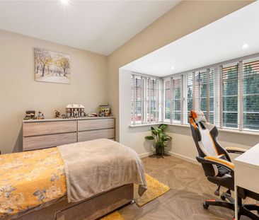 A beautifully renovated five bedroom detached home, offering a true... - Photo 6