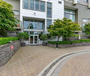 Bright and Spacious with Mountain Views Condo - Photo 2