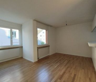 Attractive 2.5-room apartment with fireplace in a prime location - Photo 1