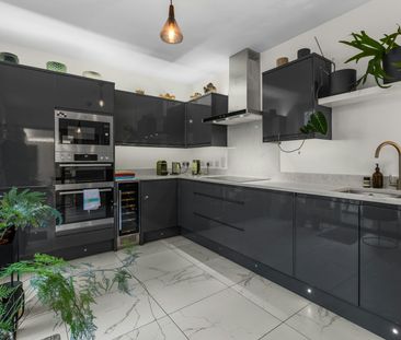 Flat to rent on - Photo 2