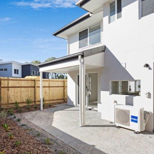 3 BED, A/C, MINUTES TO GATEWAY Large living space unit, gas cooktop, covered patio - Photo 1