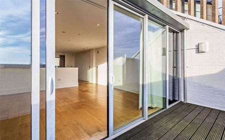 Luxury three bedroom duplex apartment a minute away from the station - Photo 2