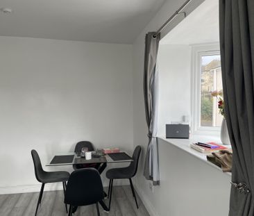 One Bedroom Flat with Beautiful Sea Views to let in Weston Super Mare - Photo 1