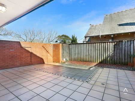 Three Bedroom townhouse in Great Location - Photo 3