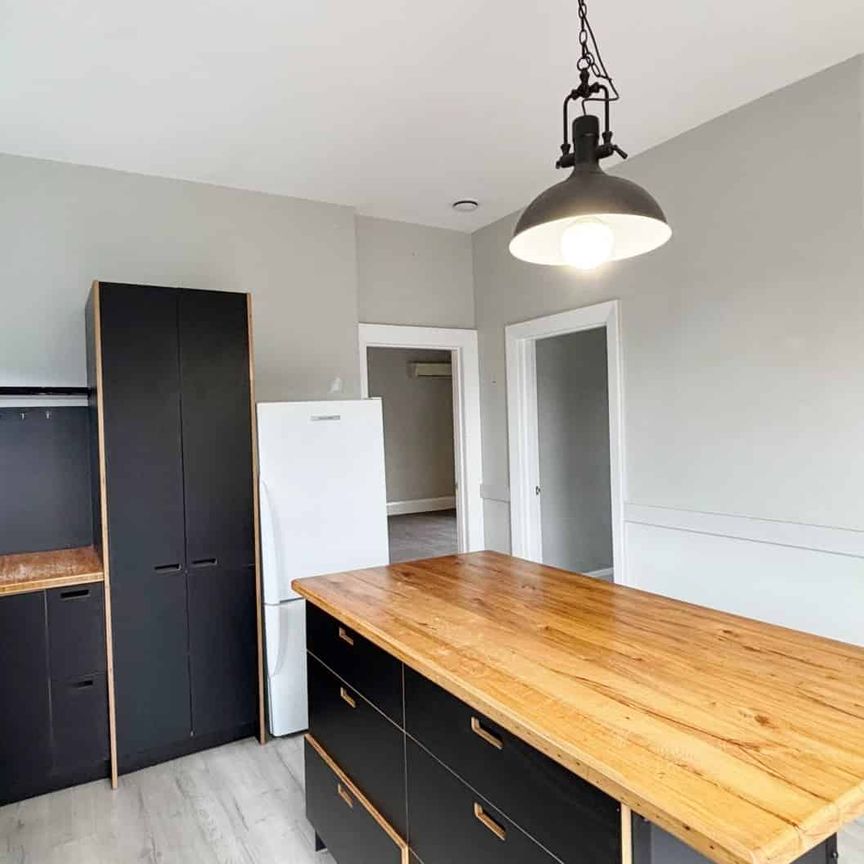 PHILLIPSTOWN - 3 BEDROOMS, 1 BATHROOM, HEATPUMP, LOGBURNER, TANDEM GARAGE - Photo 1