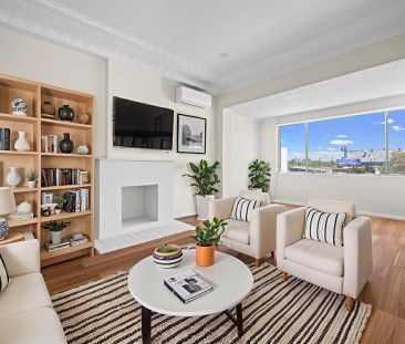 Renovated & Light Filled Three Bedroom Abode - Photo 2