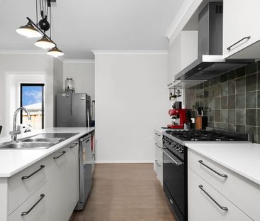 Stylish Charlemont Rise Home Close to Shopping & Coast - Photo 5