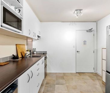 Large Studio Living! - Photo 1