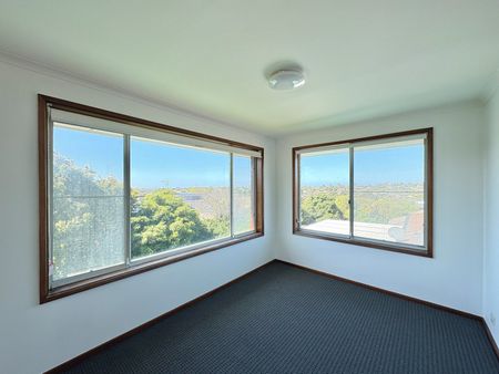 Charming Refreshed Family Residence in Old Highton - Photo 3