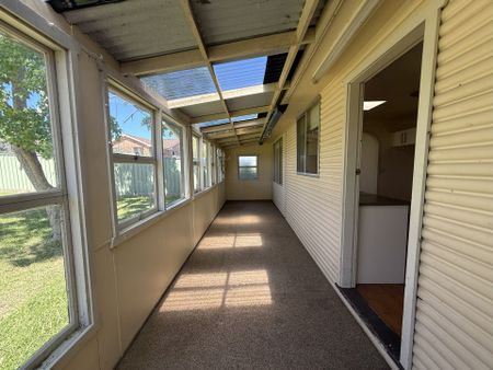 Quaint Three Bedroom Home! - Photo 2