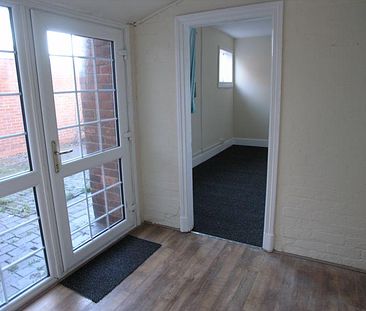 4 bedroom end of terrace house to rent - Photo 2