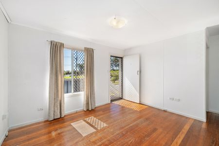 2 Bedroom Air Conditioned Duplex with Fully Fenced Yard - Photo 5