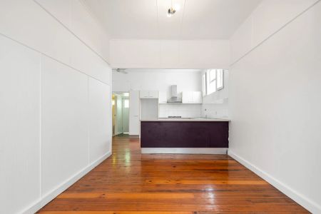 Charming Refurbished Inner-City Home - Photo 5