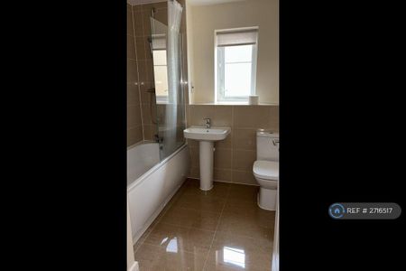 4 bedroom semi-detached house to rent - Photo 4