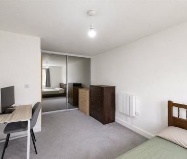 Well presented and modern one-bedroom ground floor apartment, situa... - Photo 4