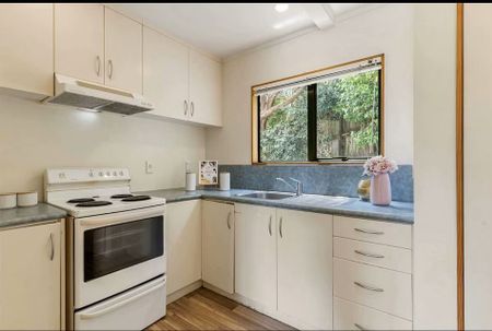 Spacious and sunny house in heart of Beach Haven. - Photo 2