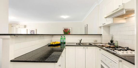 TWO BEDROOM UNIT IN GREAT LOCATION! - Photo 2