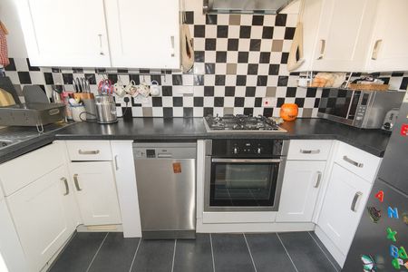 3 Bed Maisonette, Brangwyn Crescent, SW19 - Photo 5