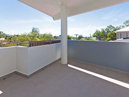 Executive Apartment in a Great Location with 2 Car Spaces! - Photo 1