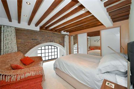 A simply beautiful two bedroom apartment situated on the first floor of this fine river fronted warehouse conversion, located in the heart of Wapping. - Photo 2